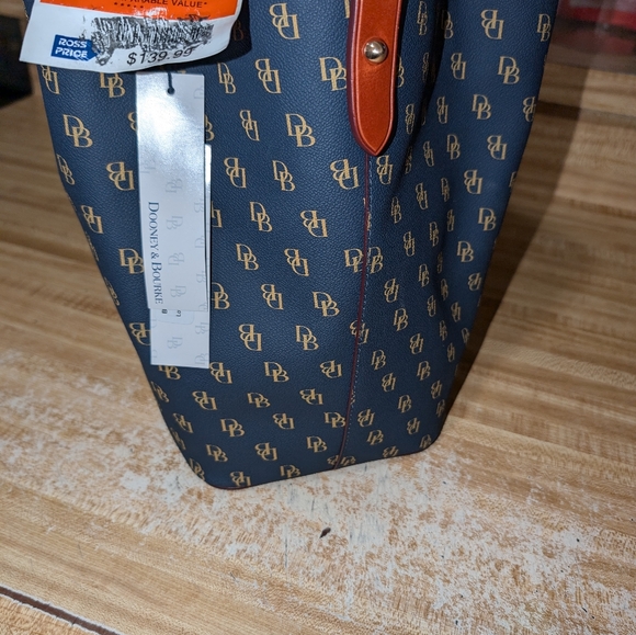 Purse,pants & face merchandise - Picture 3 of 16